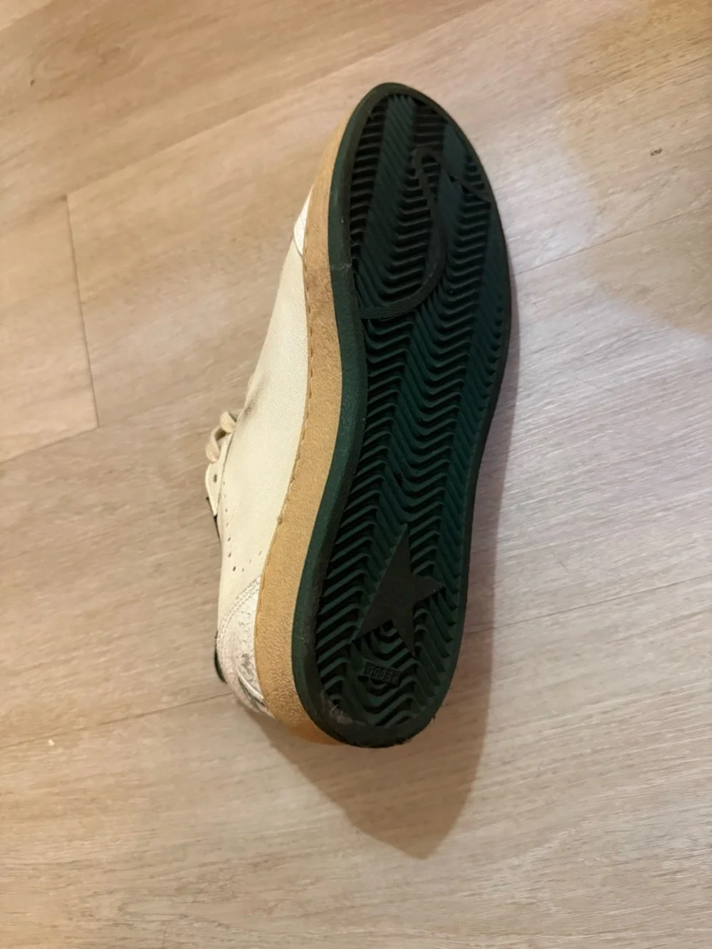 Golden Goose Cream Leather Sneakers with Green Star Accent - Picture 5 of 5